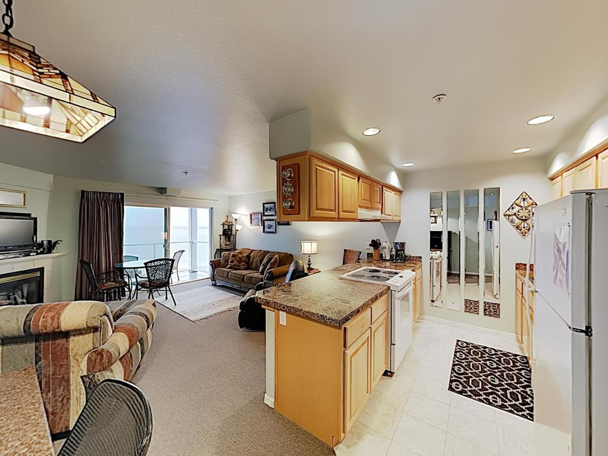 New Listing! Bay-View Beauty With Private Balcony Condo Lincoln City Exterior photo